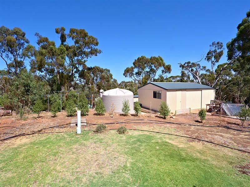 8 March Court, Clare SA 5453