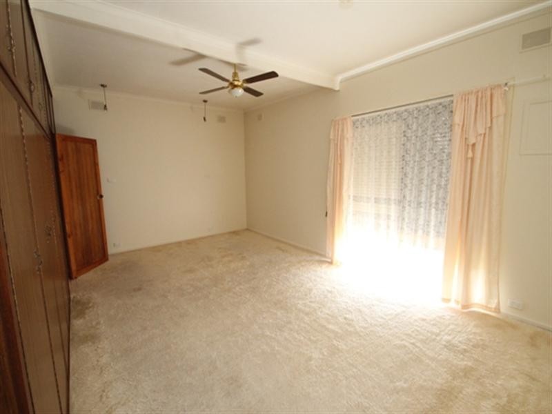 11 Kelly Street, Clare SA 5453