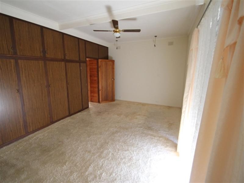 11 Kelly Street, Clare SA 5453