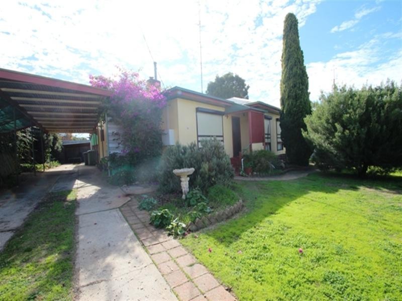 11 Kelly Street, Clare SA 5453