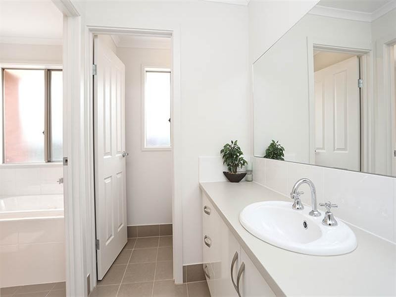 16 Pandappa Drive, Clare SA 5453