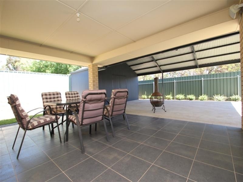 4 Tamblyn Street, Clare SA 5453