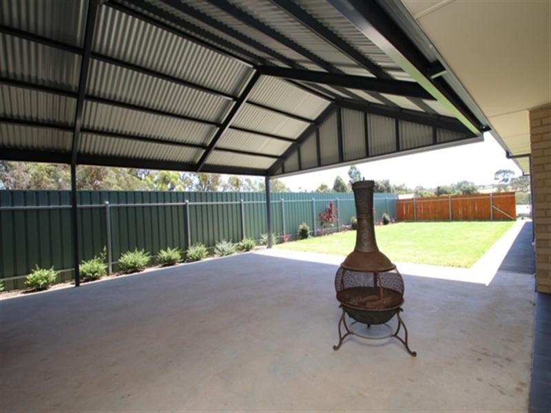 4 Tamblyn Street, Clare SA 5453