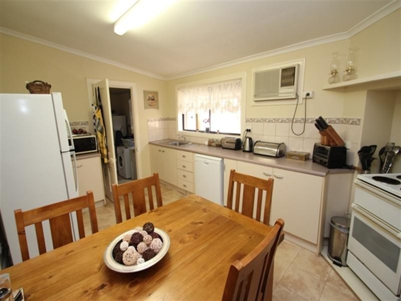 2 Warenda Road, Clare SA 5453