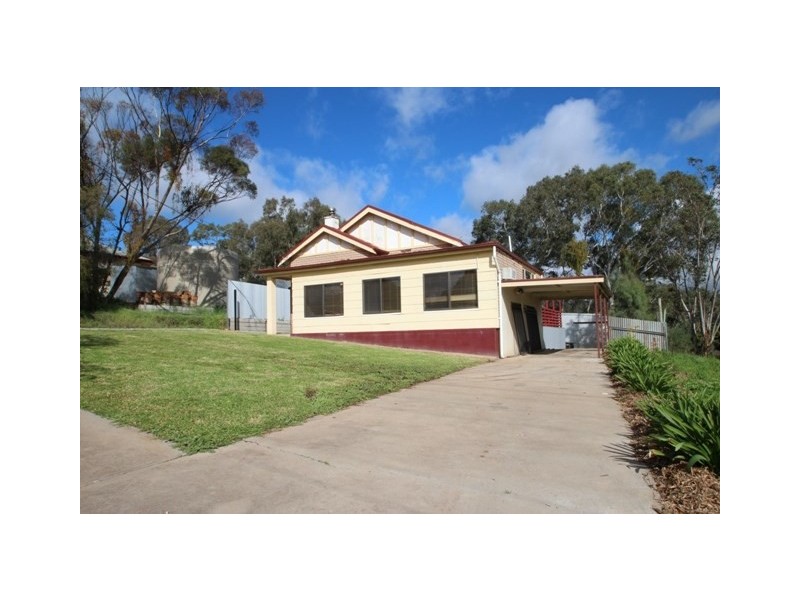 16 Houghton Street, Clare SA 5453