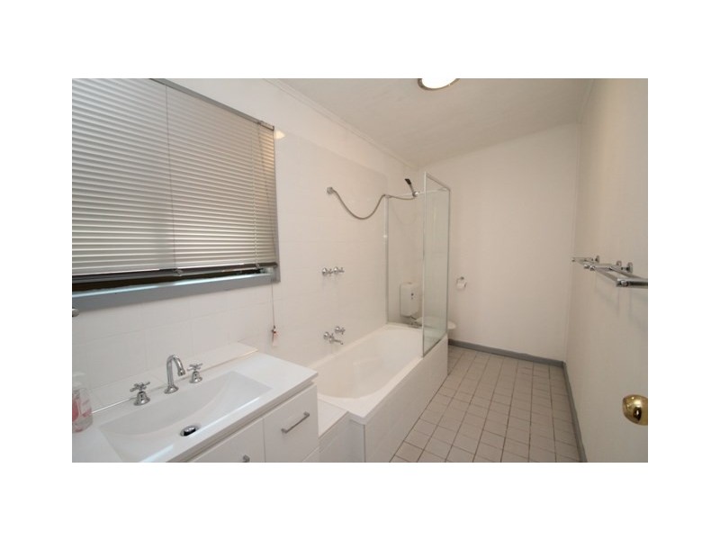 16 Houghton Street, Clare SA 5453