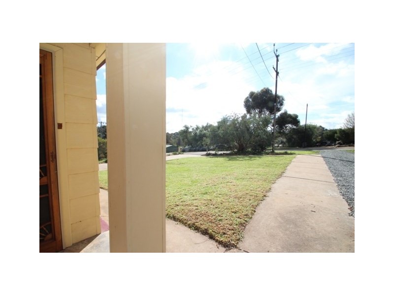 16 Houghton Street, Clare SA 5453