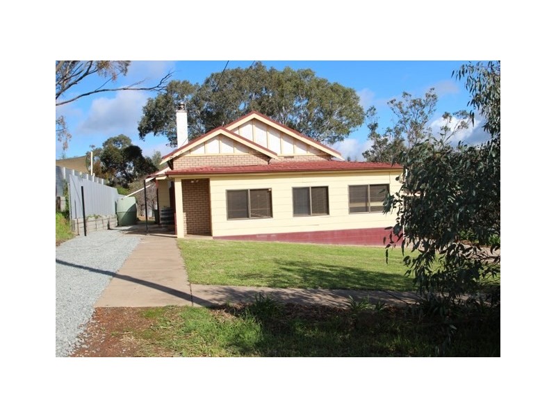 16 Houghton Street, Clare SA 5453