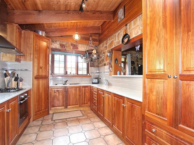 118 White Hut Road, Clare SA 5453