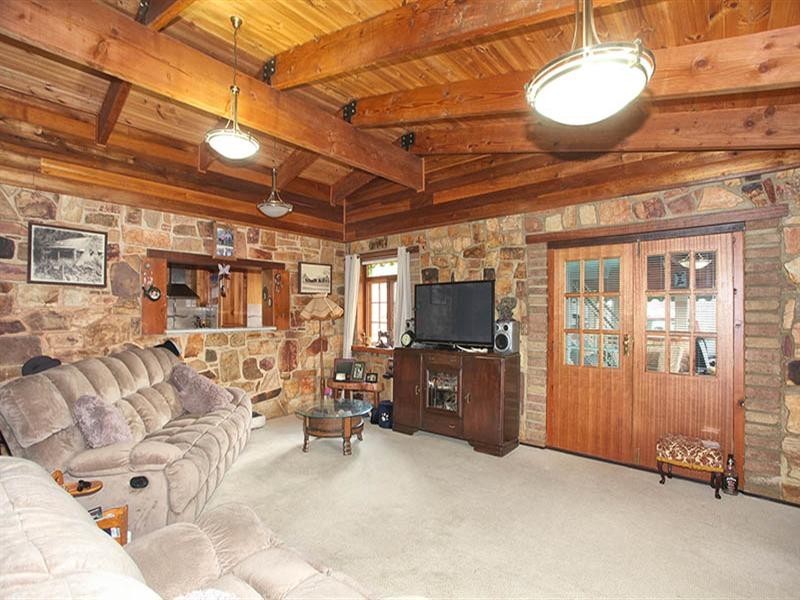 118 White Hut Road, Clare SA 5453