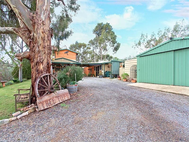 118 White Hut Road, Clare SA 5453