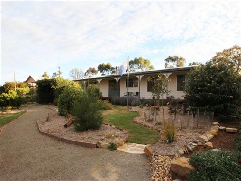 32 Commercial Road, Watervale SA 5452