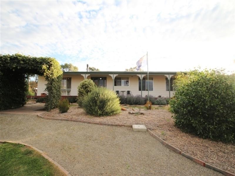 32 Commercial Road, Watervale SA 5452