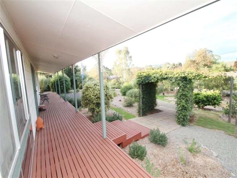 32 Commercial Road, Watervale SA 5452