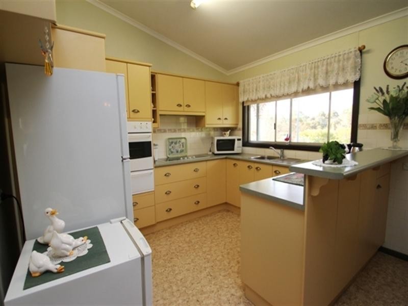 32 Commercial Road, Watervale SA 5452