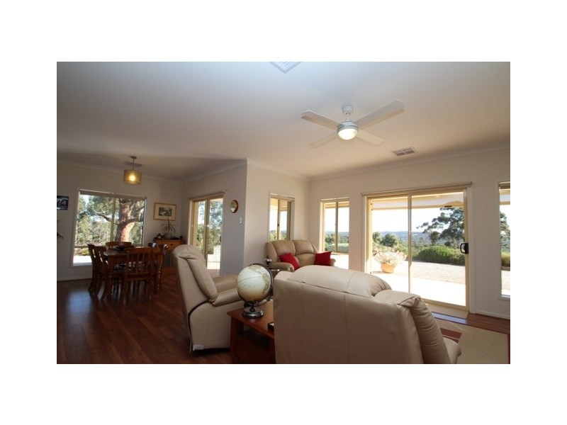 15 Woods Court, Clare SA 5453