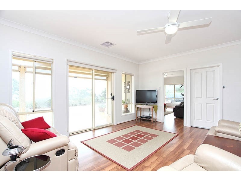 15 Woods Court, Clare SA 5453