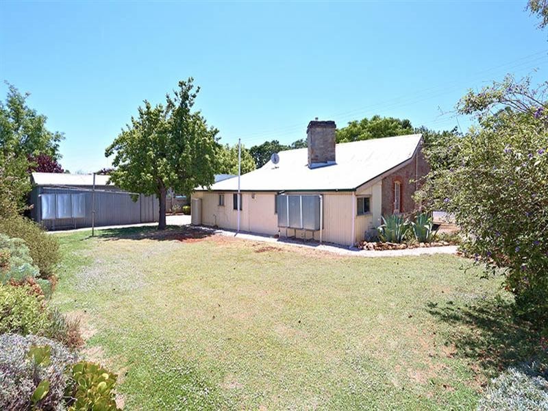 8 Upper Thames Street, Burra SA 5417