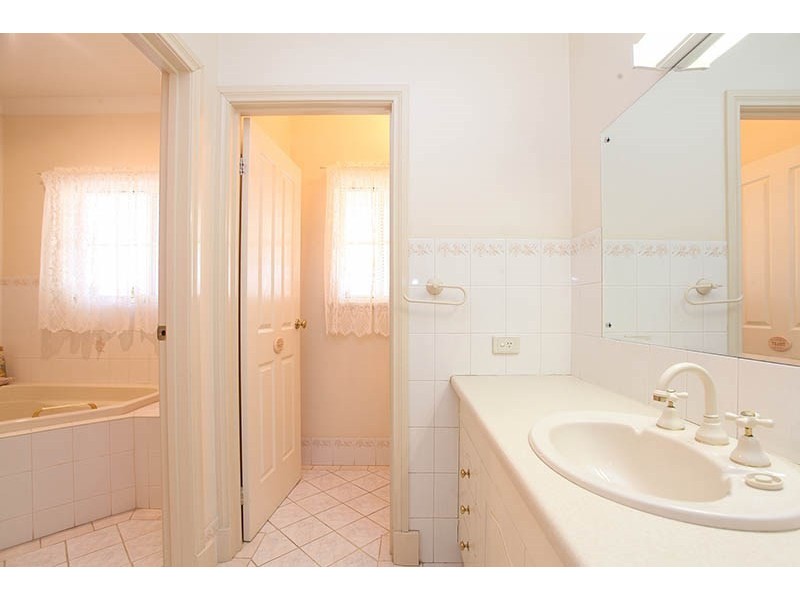 6 Waller Drive, Clare SA 5453