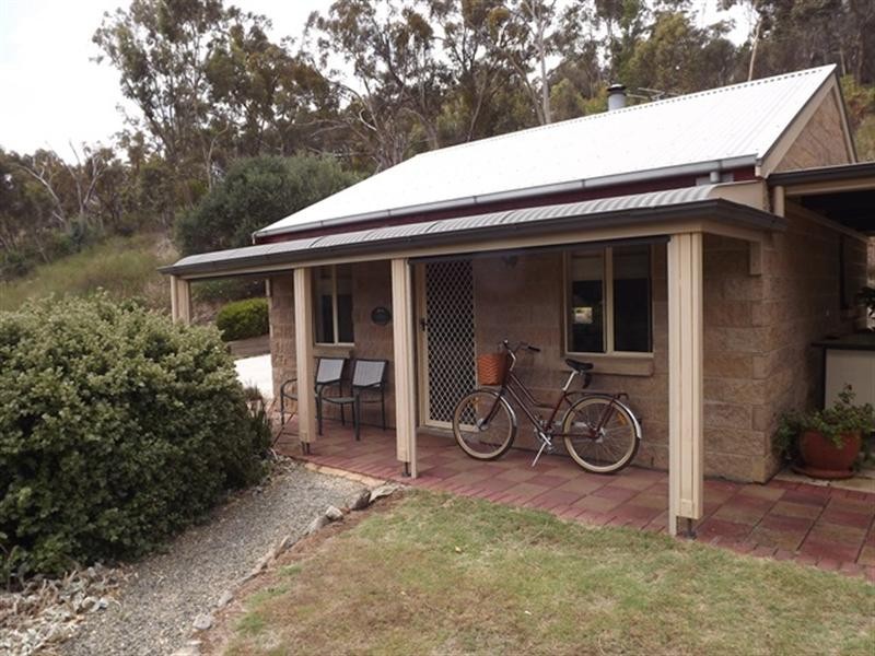 9 Warenda Road, Clare SA 5453