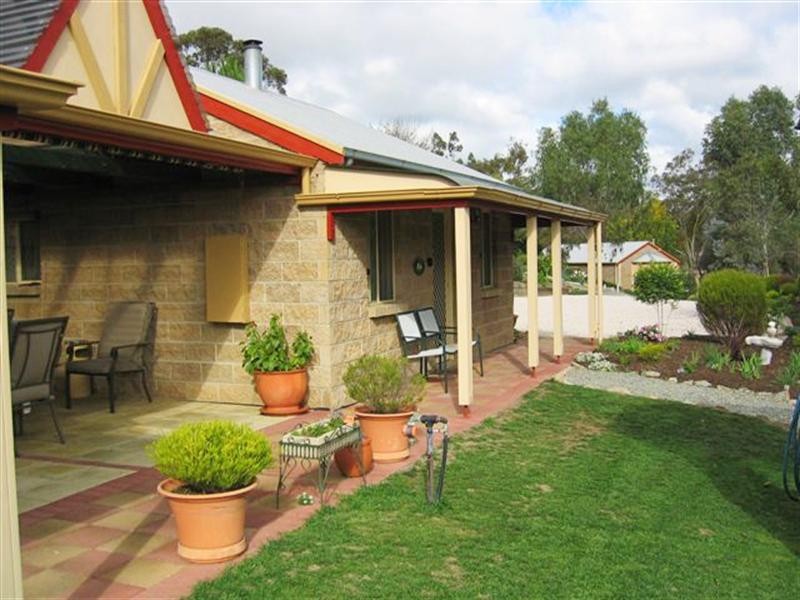 9 Warenda Road, Clare SA 5453