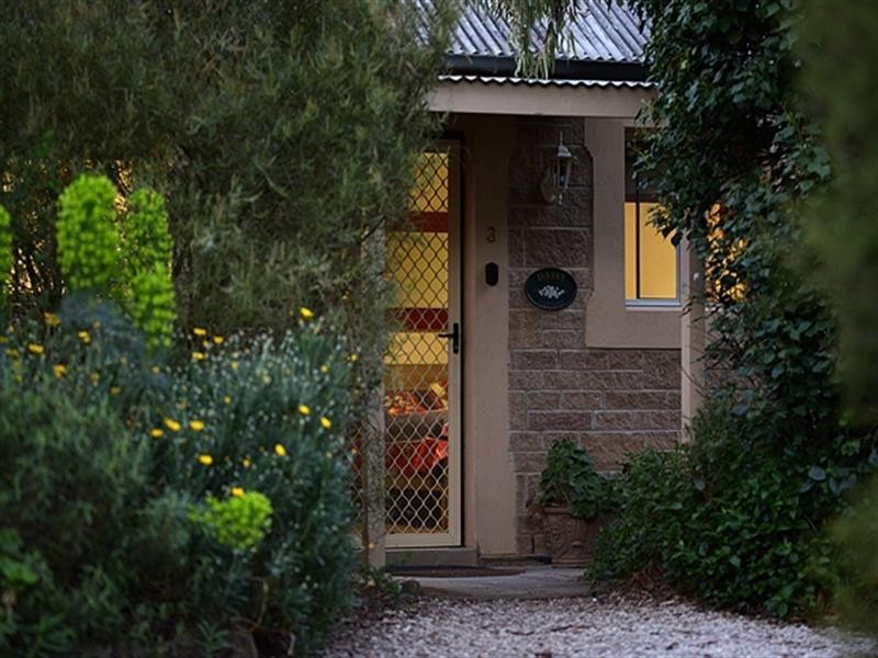 9 Warenda Road, Clare SA 5453