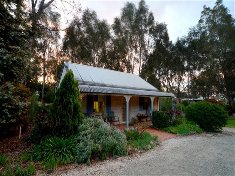 9 Warenda Road, Clare SA 5453