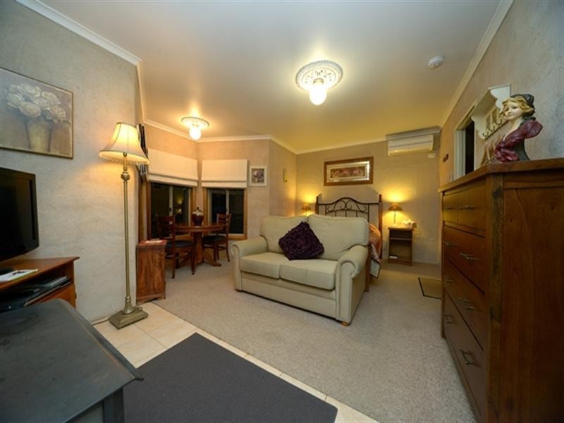 9 Warenda Road, Clare SA 5453