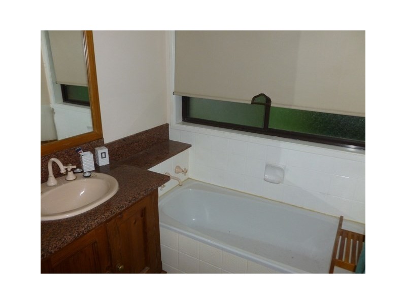 9 Beare Street, Clare SA 5453