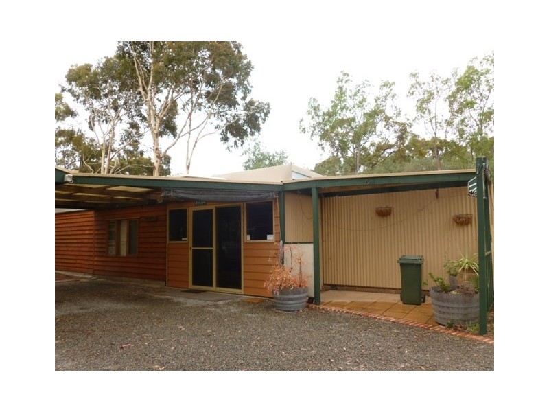 118 White Hut Road, Clare SA 5453