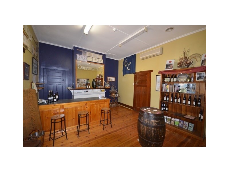 EMERALD Horrocks Highway, Clare SA 5453