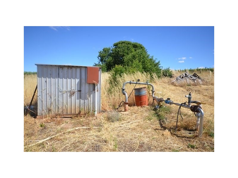 EMERALD Horrocks Highway, Clare SA 5453