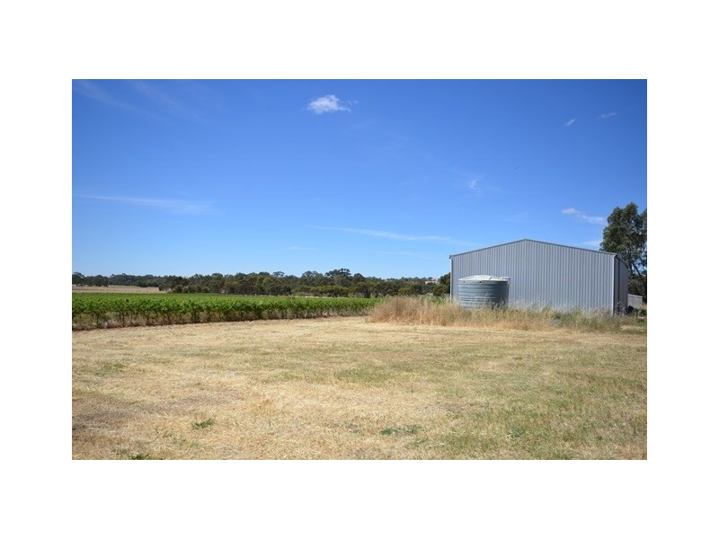 EMERALD Horrocks Highway, Clare SA 5453