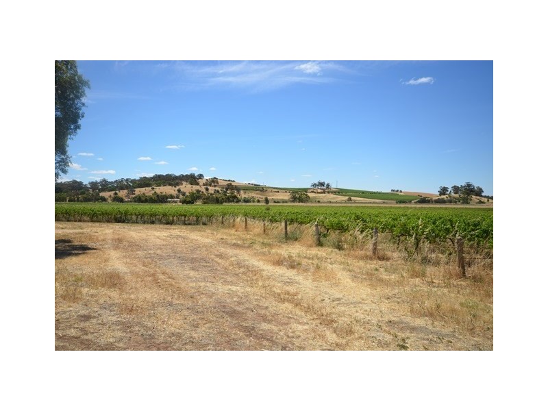 EMERALD Horrocks Highway, Clare SA 5453