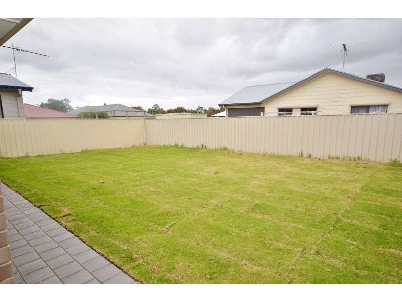 17 Cairns Crescent, Riverton SA 5412