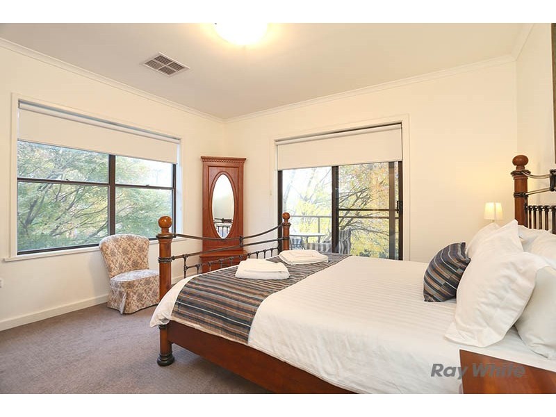 9 Wright Place, Clare SA 5453