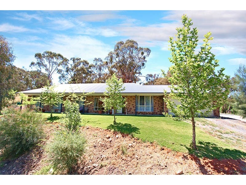 4 White Hut Road, Clare SA 5453