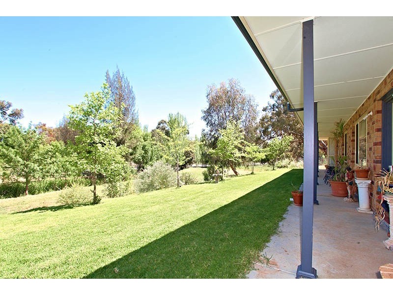 4 White Hut Road, Clare SA 5453