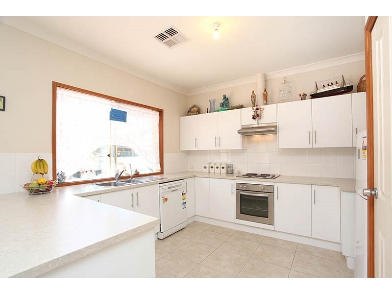 4 White Hut Road, Clare SA 5453