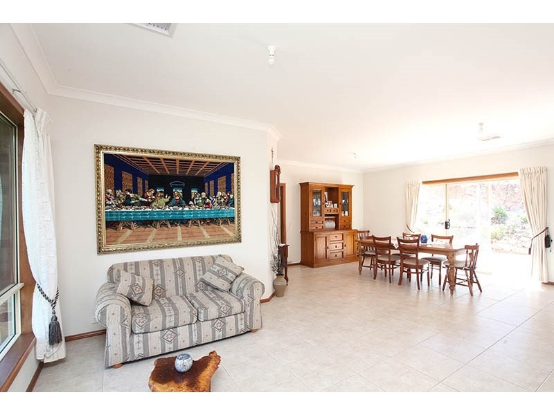 4 White Hut Road, Clare SA 5453