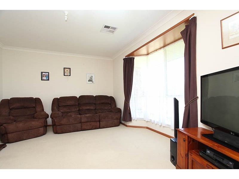 4 White Hut Road, Clare SA 5453