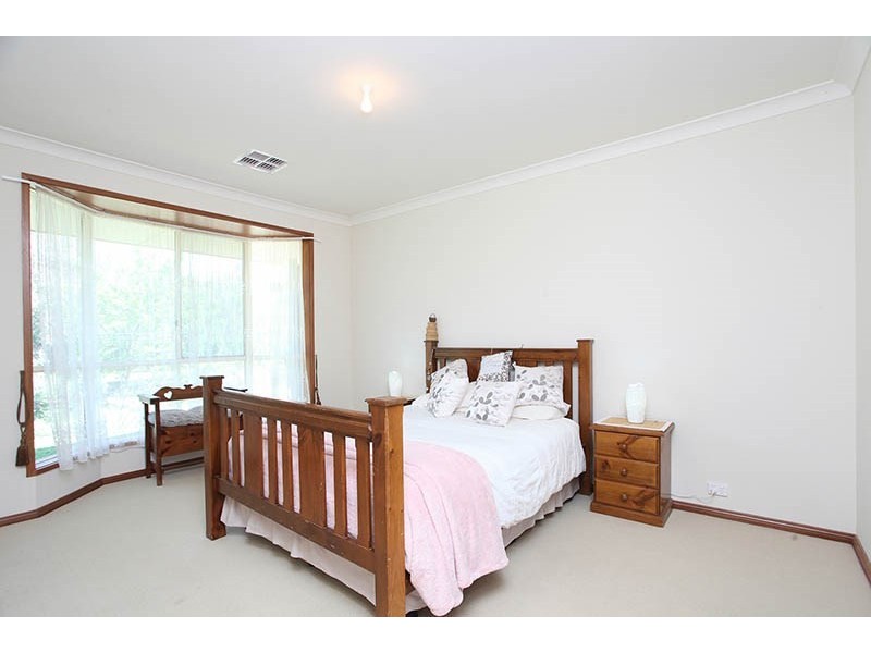 4 White Hut Road, Clare SA 5453