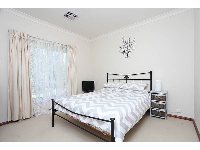 4 White Hut Road, Clare SA 5453
