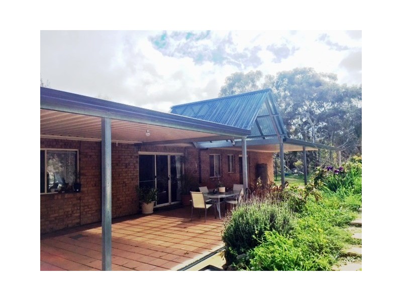 4 White Hut Road, Clare SA 5453