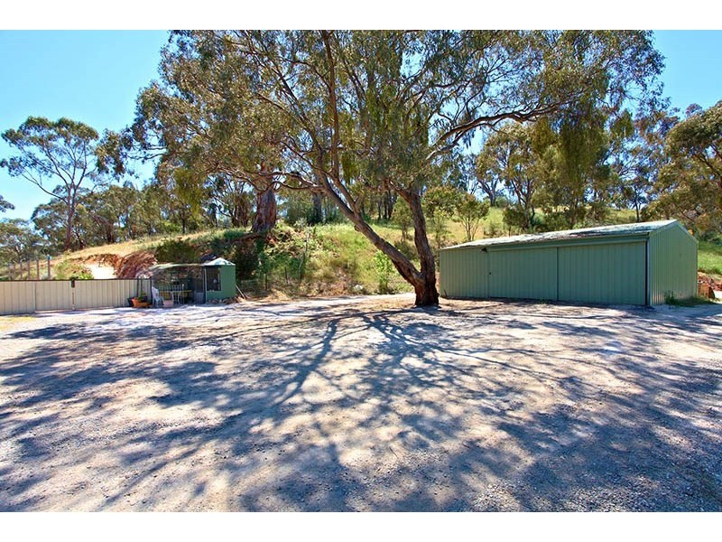 4 White Hut Road, Clare SA 5453