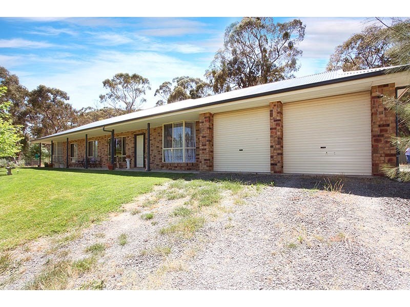 4 White Hut Road, Clare SA 5453