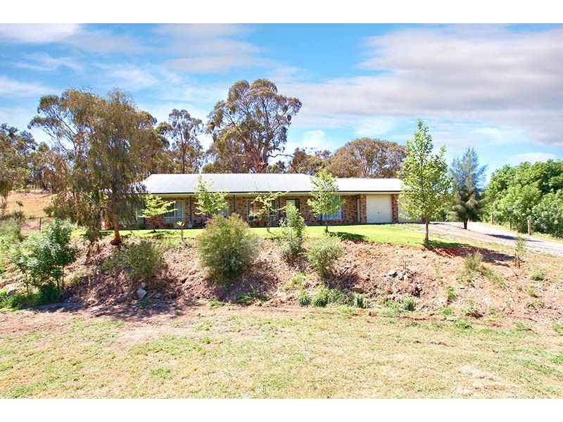 4 White Hut Road, Clare SA 5453