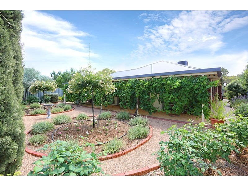 16 Jonathon Street, Clare SA 5453