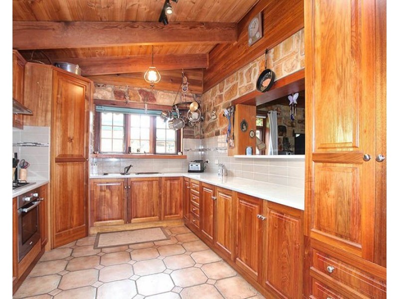 118 White Hut Road, Clare SA 5453