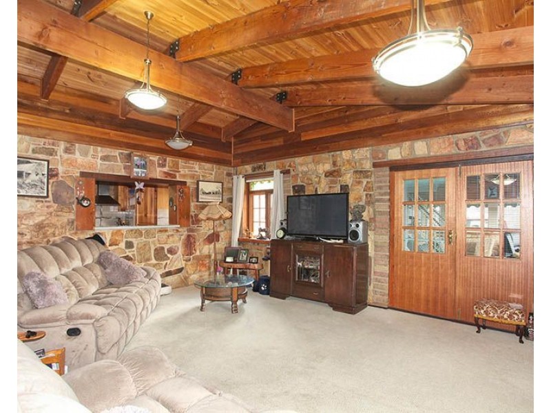 118 White Hut Road, Clare SA 5453